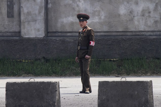 Soldado norte-coreano guarda a fronteira com a China no rio Yalu, próximo a cidade Sinuiju, na Coreia do Norte, e de Dandong, China - 01/05/2014