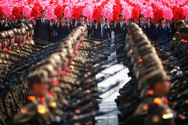 Civis e militares comparecem ao festival do "Dia do Sol", que marca o 105° aniversário de Kim Il Sung, ex-líder da Coreia do Norte - 17/04/2017