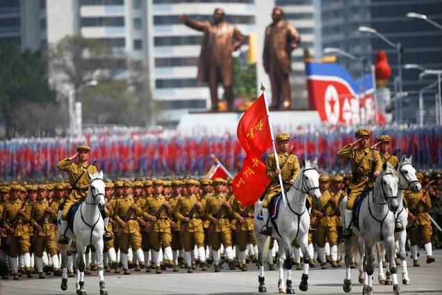 Militares marcham em parada que comemora o "Dia do Sol", data que marca o aniversário de 105 anos de Kim Il Sung, ex-líder da Coreia do Norte - 15/04/2017