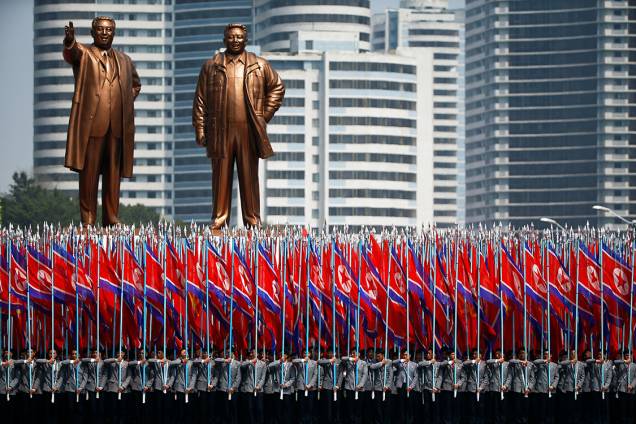 Civis e militares comparecem ao festival do "Dia do Sol", que marca o 105° aniversário de Kim Il Sung, ex-líder da Coreia do Norte, retratado na estátua da direita, e Kim Jong Il, na da esquerda - 17/04/2017