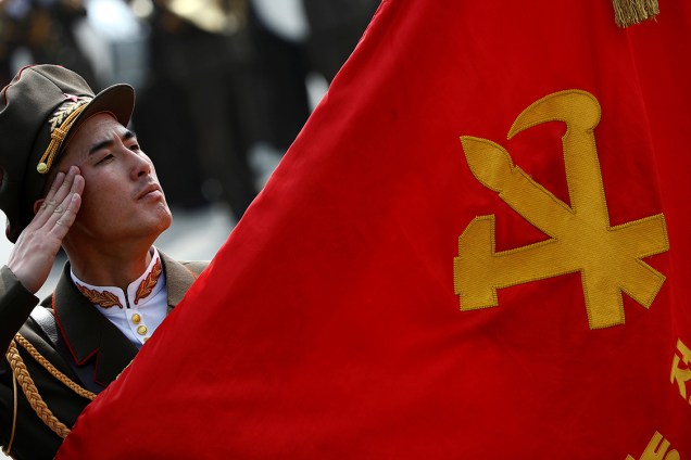 Soldado da Coreia do Norte faz reverência ao símbolo do comunismo durante marcha do "Dia do Sol", que comemora o aniversário de 105 anos do ex-líder Kim Il Sung - 17/04/2017