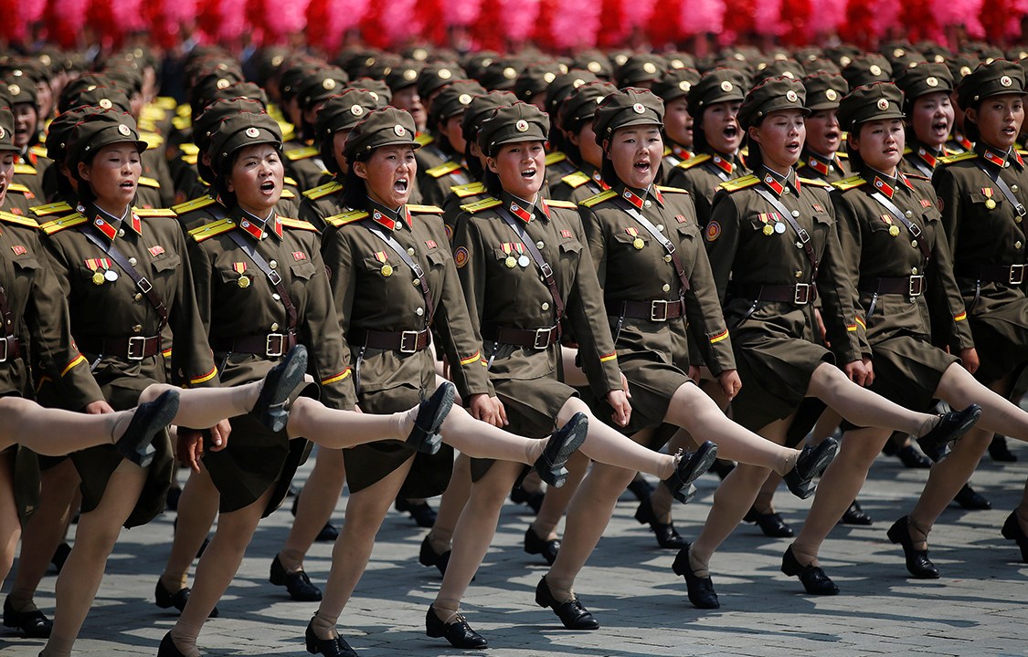 Militares marcham no festival do "Dia do Sol", que marca o 105° aniversário de Kim Il Sung, ex-líder da Coreia do Norte