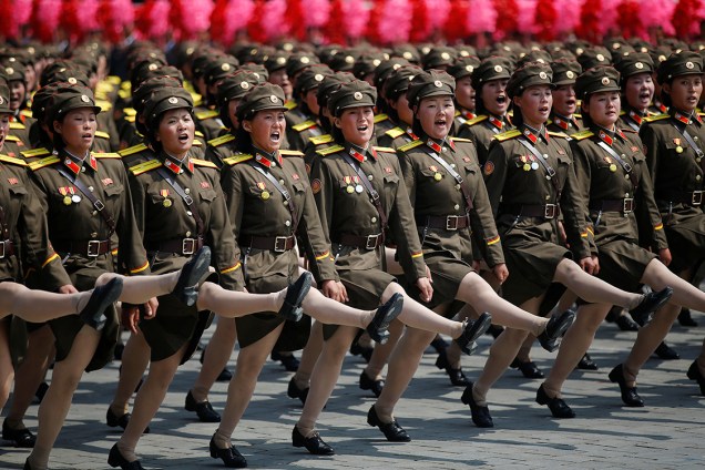 Militares marcham no festival do "Dia do Sol", que marca o 105° aniversário de Kim Il Sung, ex-líder da Coreia do Norte - 17/04/2017