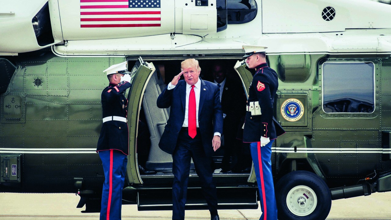 O presidente americano Donald Trump desce do helicóptero Marine One em Milwaukee, no Wisconsin, no dia 18 de abril