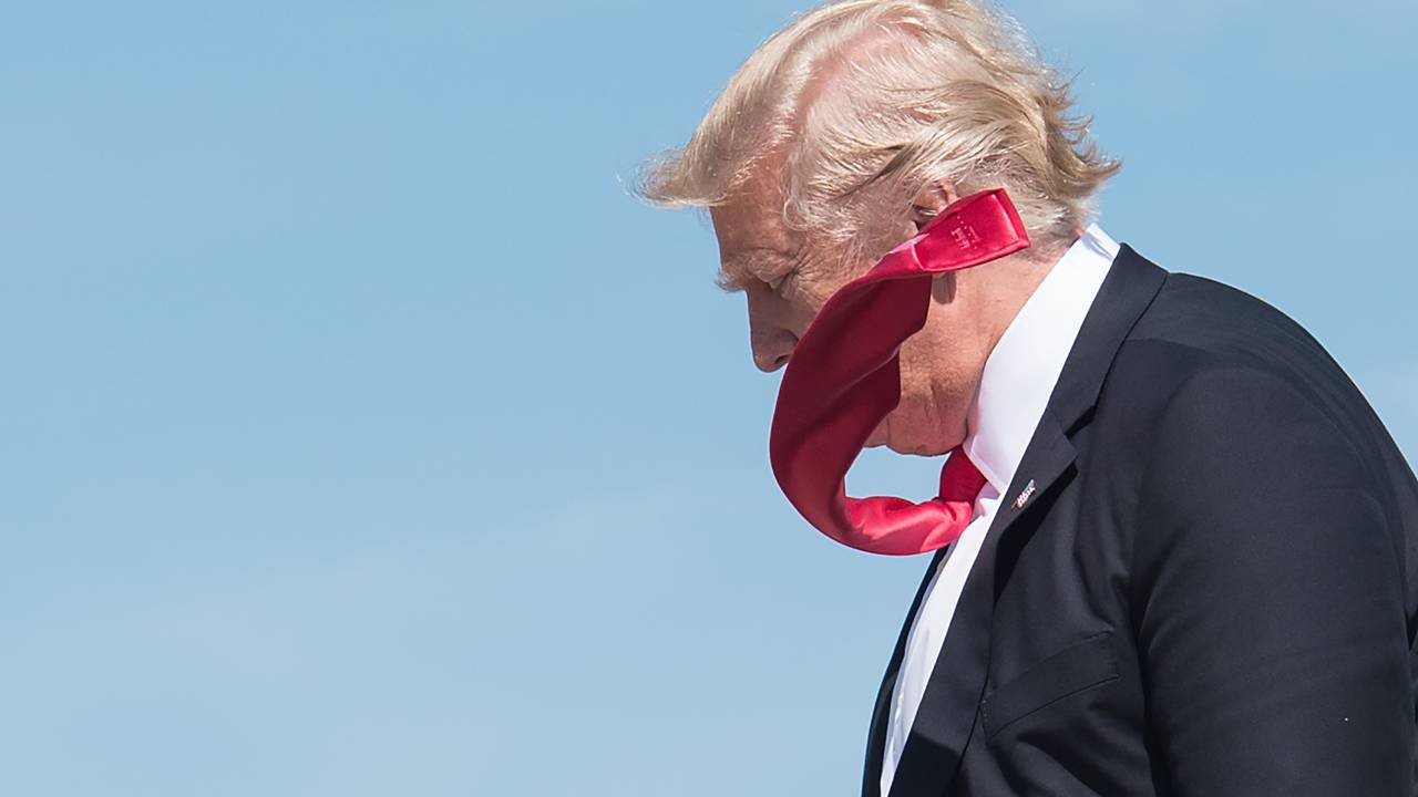 americano Donald Trump sai do avião Air Force One ao chegar em Orlando, na Flórida, em 3 de março de 2017
