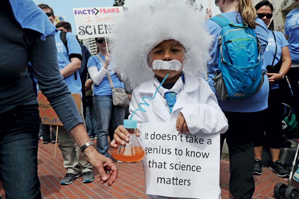 A LIÇÃO - “Não precisa ser gênio para saber que a ciência importa”, diz o cartaz do pequeno Einstein, em Boston