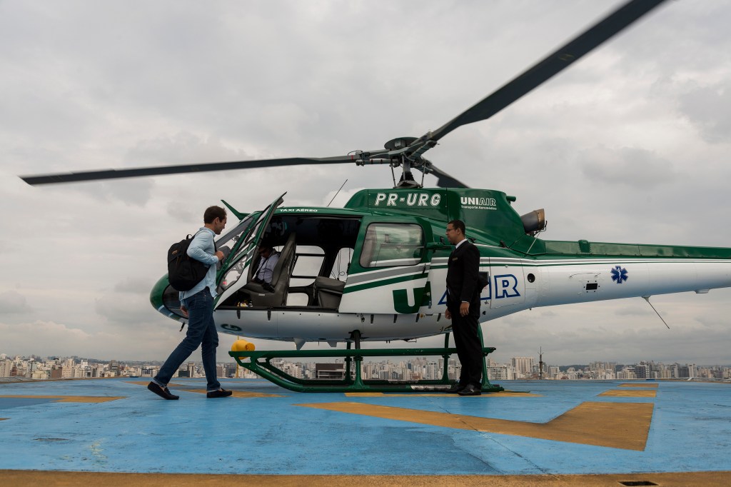 Cliente embarca em serviço de helicóptero por demanda