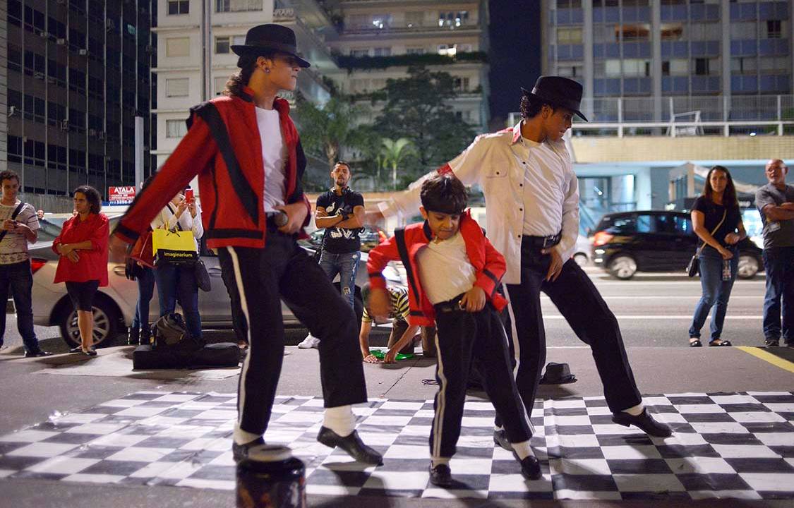 Os irmãos Jackson que são fãs apaixonados do cantor e dançam as músicas na Avenida Paulista para ajudar com as despesas da família