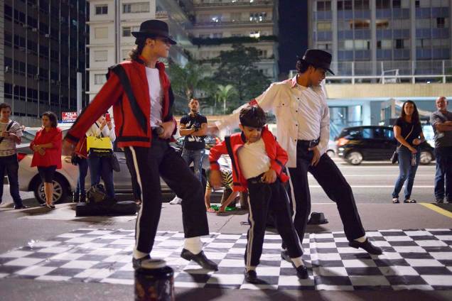 Os irmãos Jackson que são fãs apaixonados do cantor e dançam as músicas na Avenida Paulista para ajudar com as despesas da família
