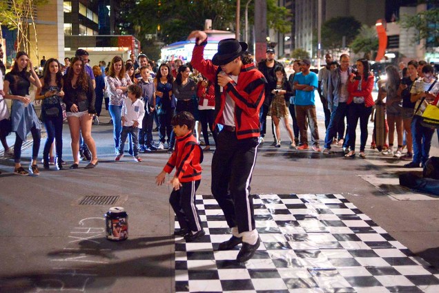 Os irmãos Jackson que são fãs apaixonados do cantor Michael Jackson e dançam as músicas na Avenida Paulista para ajudar com as despesas da família