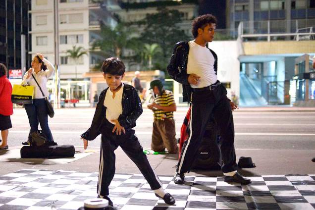 Os irmãos Jackson que são fãs apaixonados do cantor Michael Jackson e dançam as músicas na Avenida Paulista para ajudar com as despesas da família