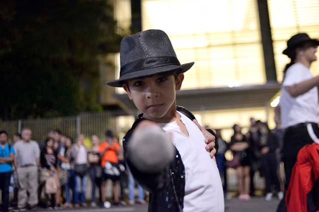 Os irmãos Jackson que são fãs apaixonados do cantor Michael Jackson e dançam as músicas na Avenida Paulista para ajudar com as despesas da família