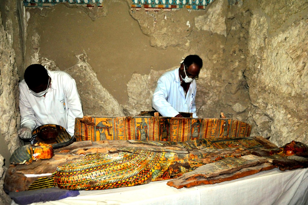 Artefatos encontrados em tumba no Egito
