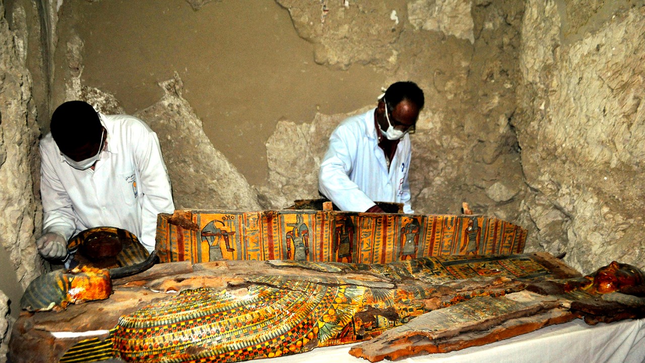 Artefatos encontrados em tumba no Egito
