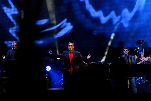 Show do cantor Elton John no palco da Pedreira Paulo Leminski, em Curitiba na noite de sexta-feira (31)