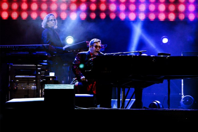 O cantor Elton John dá início à sua turnê brasileira no palco da Pedreira Paulo Leminski, em Curitiba - 31/03/2017