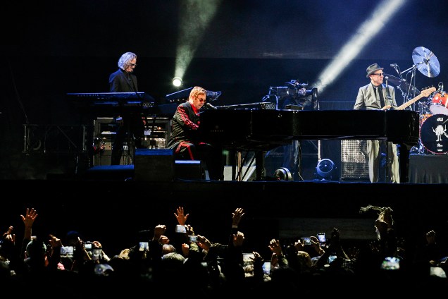 O cantor Elton John dá início à sua turnê brasileira no palco da Pedreira Paulo Leminski, em Curitiba - 31/03/2017
