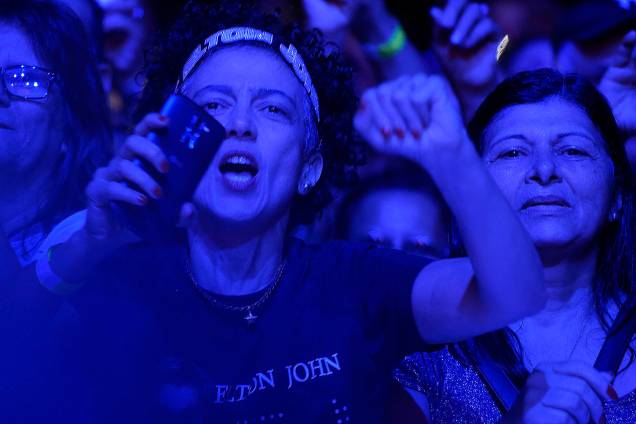 Fãs do cantor Elton John durante apresentação no Allianz Parque, na zona oeste de São Paulo - 06/04/2017