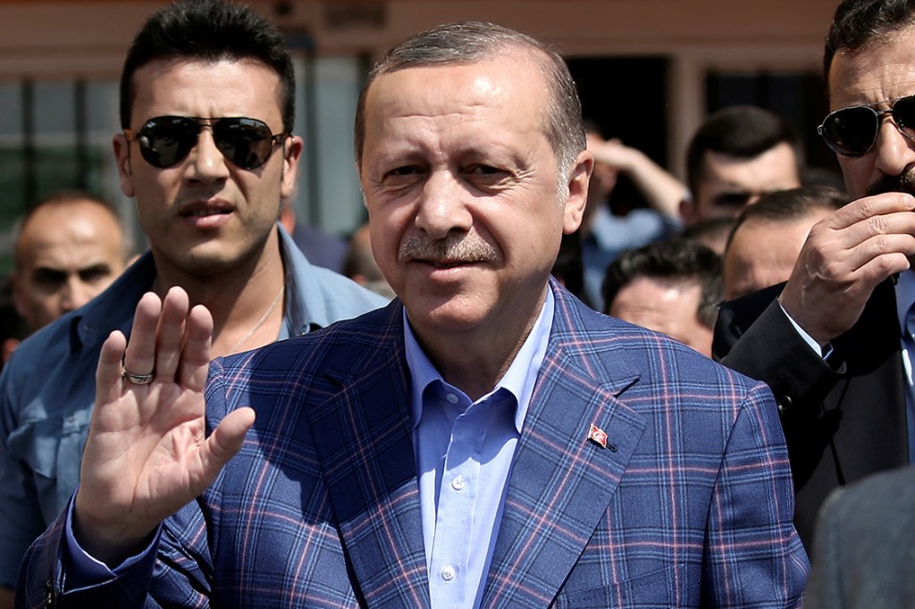Tayyip Erdogan acena para jornalistas após votar em referendo em Istambul, na Turquia
