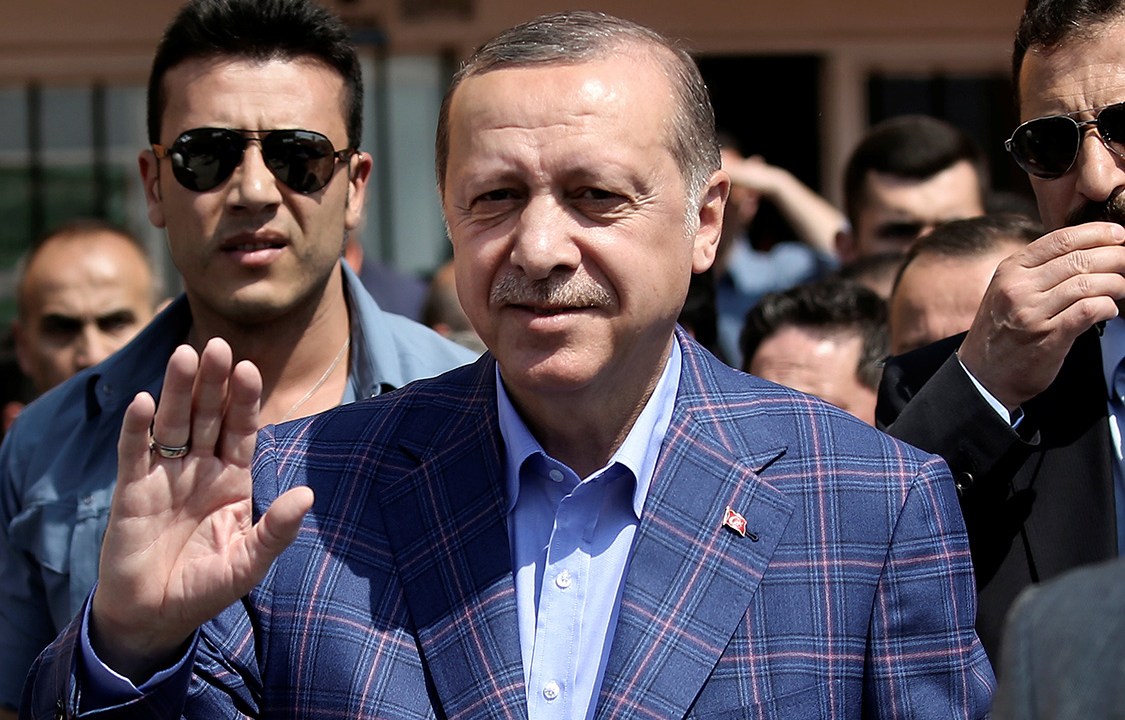 Tayyip Erdogan acena para jornalistas após votar em referendo em Istambul, na Turquia