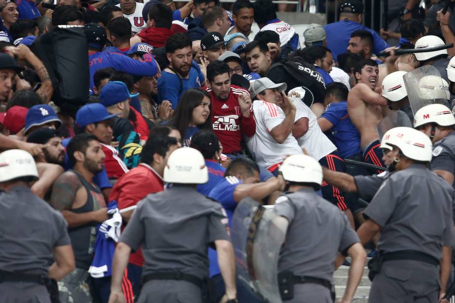 Briga entre a PM e a torcida do Universidad do Chile durante jogo contra o Corinthians no Itaquerão, válido pela Copa Sul-Americana - 05/04/2017