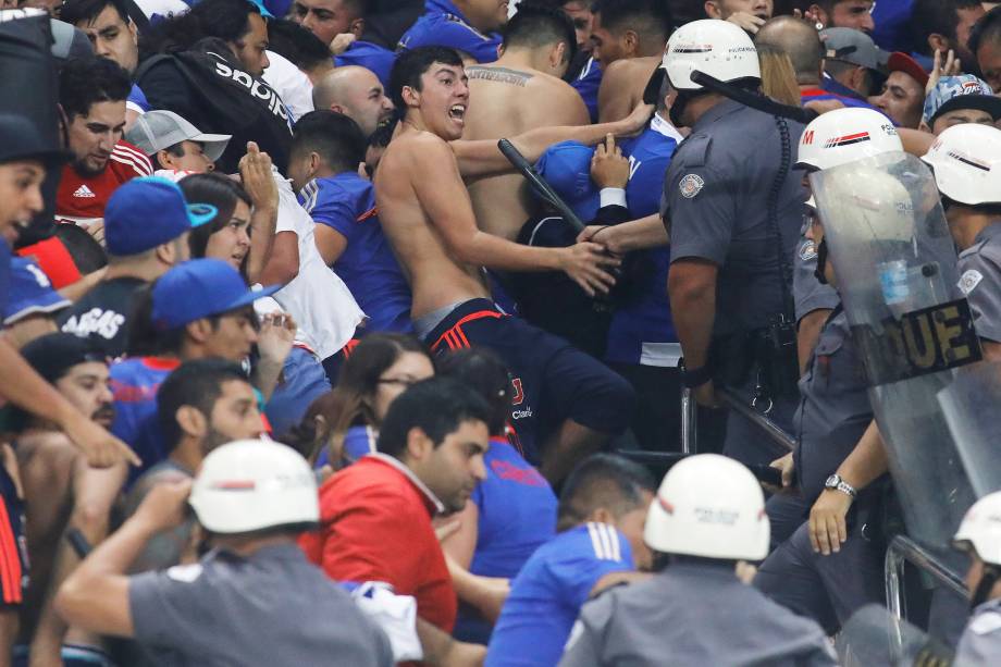 Briga entre a PM e a torcida do Universidad do Chile durante jogo contra o Corinthians no Itaquerão, válido pela Copa Sul-Americana - 05/04/2017