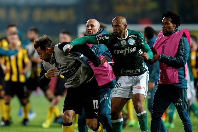 Partida entre Peñarol e Palmeiras termina em pancadaria