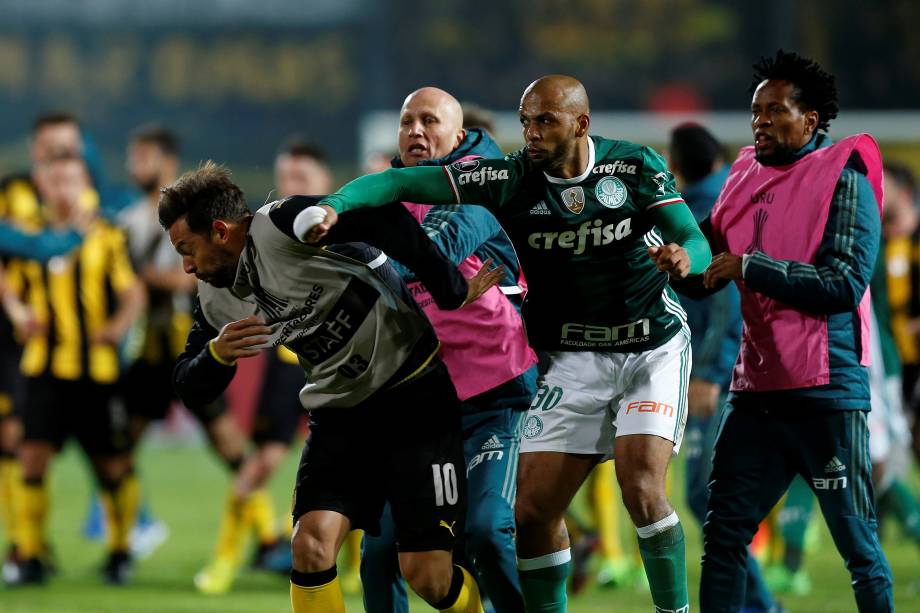 O volante Felipe Melo acerta um soco no jogador Matias Mier do Penãrol após partida da Libertadores, em Montevidéu - 26/04/2017