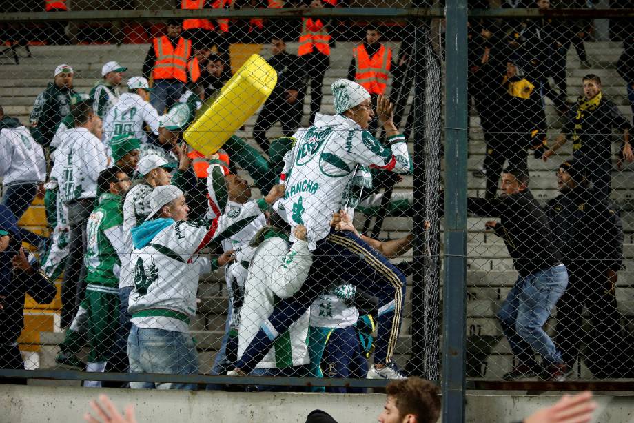 Torcedores de Palmeiras e Peñarol provocam brigam generalizada nas arquibancadas do estádio Campeón del Siglo, em Montevidéu após partida da Libertadores - 26/04/2017