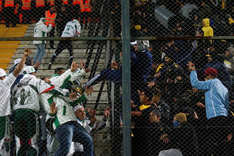 Torcedores de Palmeiras e Peñarol provocam brigam generalizada nas arquibancadas do estádio Campeón del Siglo, em Montevidéu após partida da Libertadores - 26/04/2017