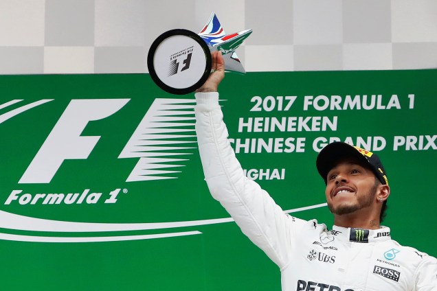 O piloto britânico Lewis Hamilton, festeja a vitória no Grande Prêmio da China - 09/04/2017