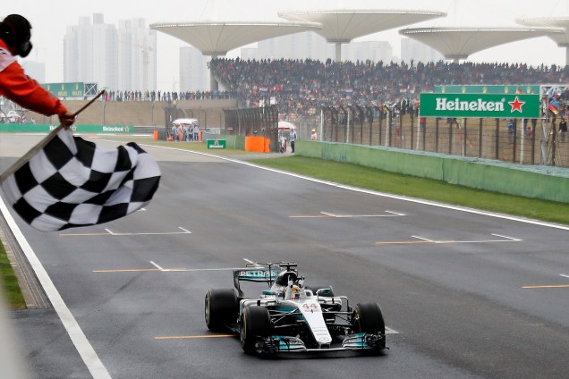 Lewis Hamilton da Mercedes recebe a bandeirada da vitória no Grande Prêmio da China de Fórmula 1 - 09/04/2017