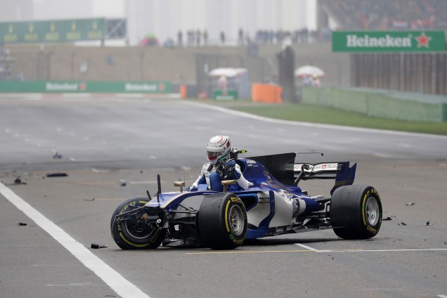 O piloto italiano Antonio Giovinazzi da Sauber abandona a prova após se chocar com o muro nas primeiras voltas do Grande Prêmio da China - 09/04/2017