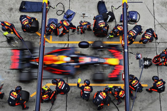 Equipe Red Bull realiza troca de pneus do piloto australiano Daniel Ricciardo durante o Grande Prêmio da China - 09/04/2017