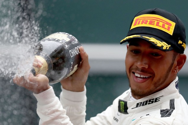 O piloto britânico Lewis Hamilton, festeja a vitória no Grande Prêmio da China - 09/04/2017