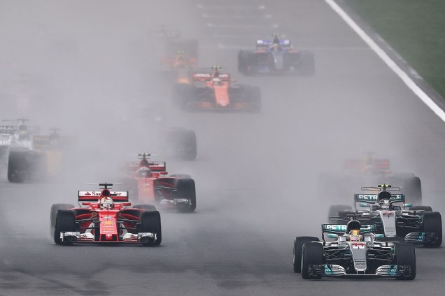 O britânico Lewis Hamilton da Mercedes manteve a primeira posição após a largada do Grande Prêmio da China, em Xangai - 09/04/2017