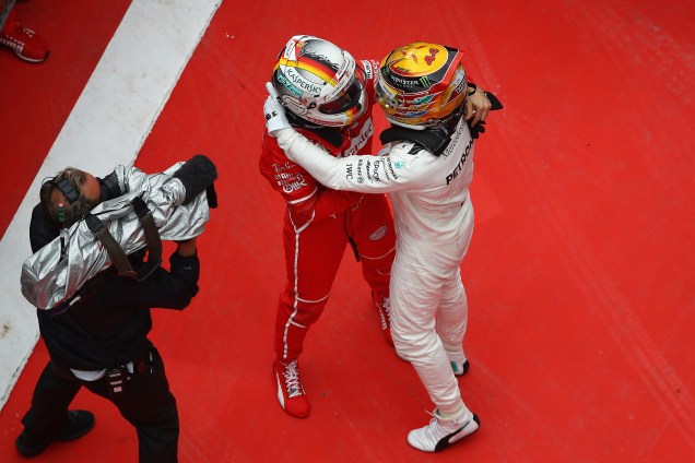 Lewis Hamilton da Mercedes e Sebastian Vettel da Ferrari se abraçam após o Grande Prêmio da China - 09/04/2017