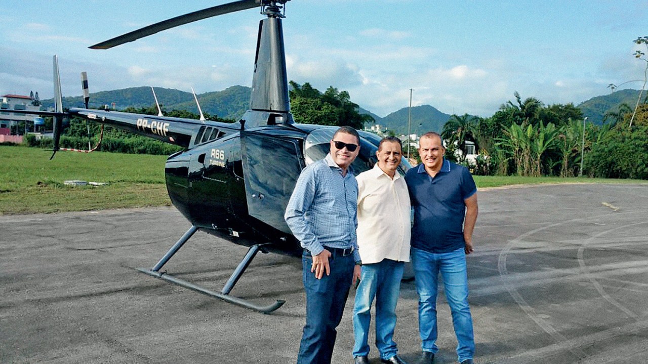Euripedes Junior (à dir.) e o helicóptero do Pros: suspeita de desvios de R$ 36 milhões
