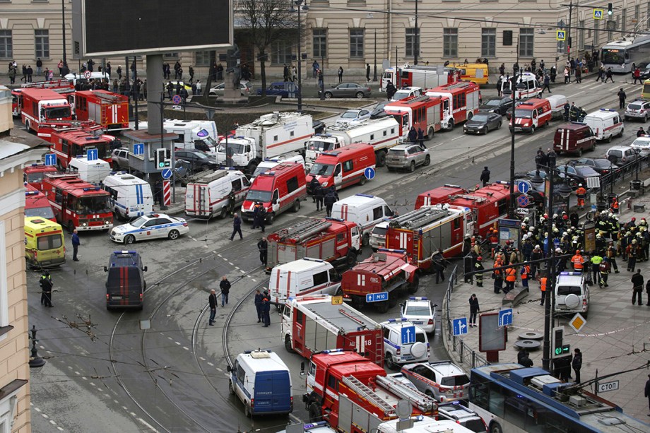 Equipes de resgate atendem vítimas das explosões nas estações de metrô de São Petersburgo, na Rússia, que deixaram pelo menos dez mortos e 50 feridos