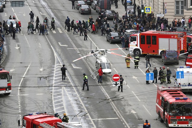 Equipes de resgate atendem vítimas das explosões nas estações de metrô de São Petersburgo, na Rússia, que deixaram pelo menos dez mortos e 50 feridos