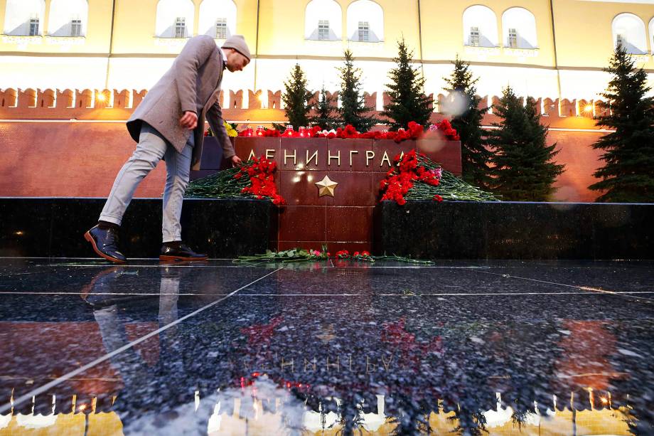 Pessoas deixam flores e velas na estação de metrô de São Petersburgo, na Rússia, atingida por uma explosão -03/04/2017