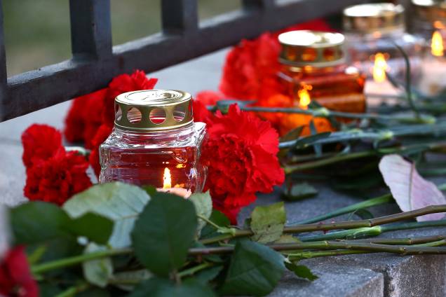 Pessoas deixam flores e velas na estação de metrô de São Petersburgo, na Rússia, atingida por uma explosão -03/04/2017 Pessoas deixam flores e velas na estação de metrô de São Petersburgo, na Rússia, atingida por uma explosão -03/04/2017