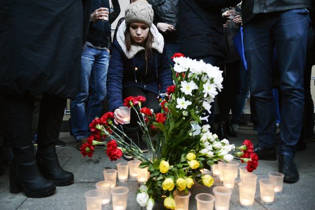 Pessoas deixam flores e velas na estação de metrô de São Petersburgo, na Rússia, atingida por uma explosão -03/04/2017 Pessoas deixam flores e velas na estação de metrô de São Petersburgo, na Rússia, atingida por uma explosão -03/04/2017