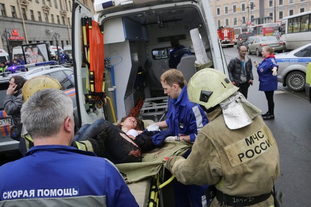 Vítima de ataque na estação Sennaya Ploshchad é atendida por equipe de resgate em São Petersburgo, na Rússia