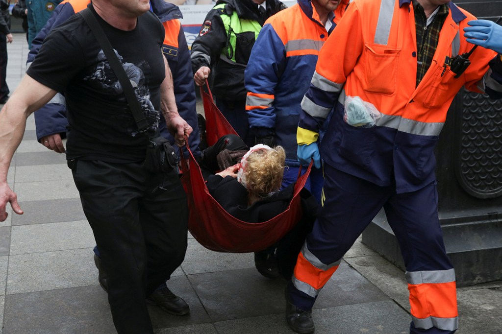 Vítima de ataque na estação Sennaya Ploshchad é atendida por equipe de resgate em São Petesburgo, na Rússia