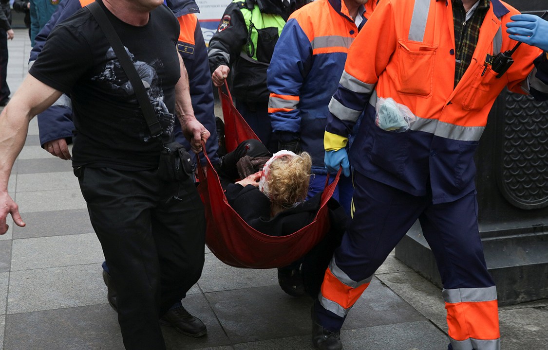 Vítima de ataque na estação Sennaya Ploshchad é atendida por equipe de resgate em São Petesburgo, na Rússia