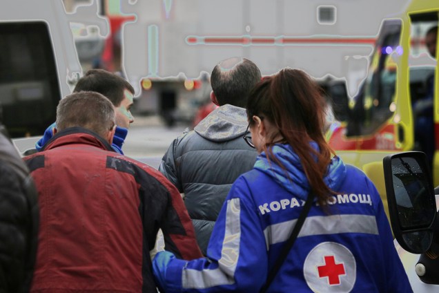Vítima de ataque na estação Sennaya Ploshchad é atendida por equipe de resgate em São Petersburgo, na Rússia