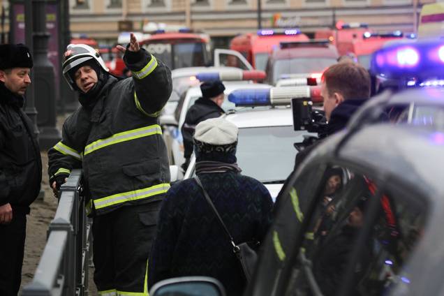 Autoridades e equipes de emergência prestam serviço após explosões em estações de metrô de São Petersburgo, na Rússia Autoridades e equipes de emergência prestam serviço após explosões em estações de metrô de São Petersburgo, na Rússia