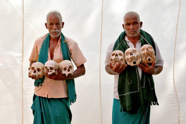 Fazendeiros na Índia protestam com crânios de fazendeiros que se suicidaram