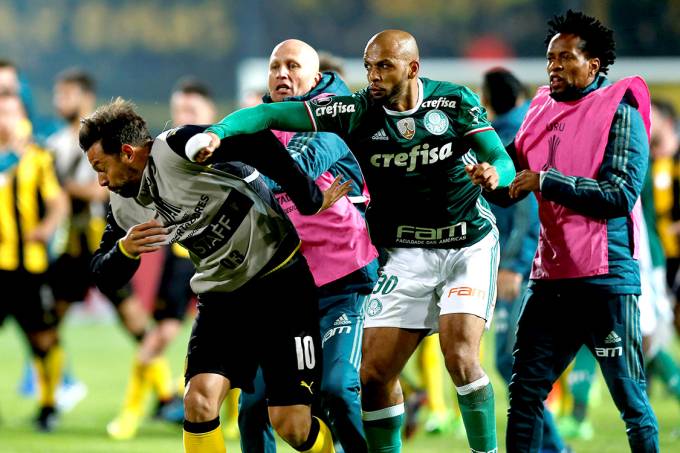 Jogadores de Palmeiras e Peñarol brigam em campo